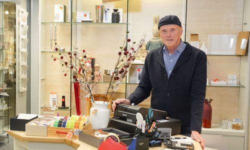 Uwe Thomas nutzt die Ladenfläche der ehemaligen Vitrine zur Unterstützung des Räumungsverkaufs.