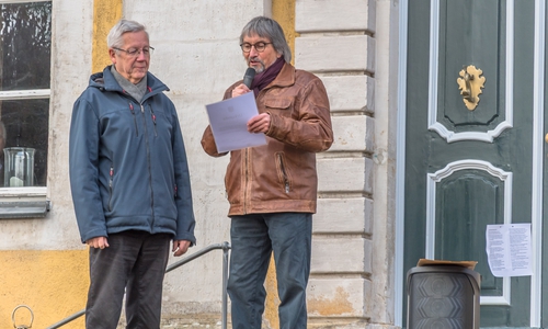 Aus den Händen von Ortsbürgermeister Dr. Diethelm Krause-Hotopp (rechts) erhält Prof. Dr. Gernot Wilhelms die Ehrennadel der Ortschaft Destedt.