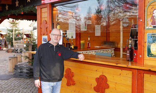 Apfelpunsch: Joachim Grabowsky findet den Weihnachtsmarkt wunderschön, wünscht sich aber gerade am Wochenende längere Öffnungszeiten.