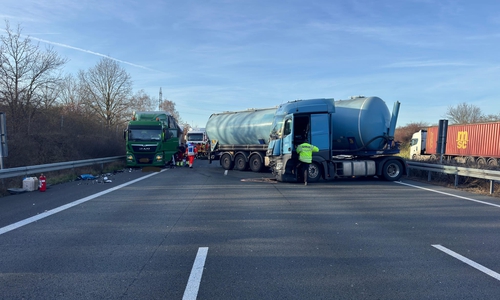 Die LKW müssen geborgen werden.