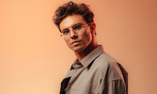 Der deutsche Singer-Songwriter Kamrad.