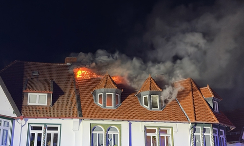 Aus dem Dach schlugen hohe Flammen.
