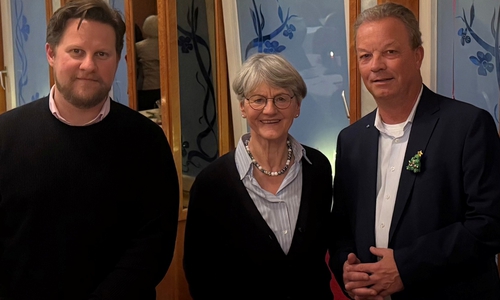 Dorian Denner, Klinikmanager der Asklepios Harzkliniken (li.), Jutta Fricke, Vorsitzende Grüne Damen der Asklepios Harzklinik Goslar, und Ralf Nehmzow, Sprecher der Asklepios Kliniken Region Harz.