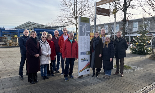 Einweihung der neuen Informationsstelen am Detmeroder Markt mit Vertretern der WMG, des Ortsrates und den Gewerbetreibenden.