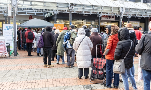 Es hatte sich eine lange Schlange gebildet.