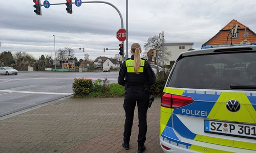 Die Kreuzung ist stark frequentiert.