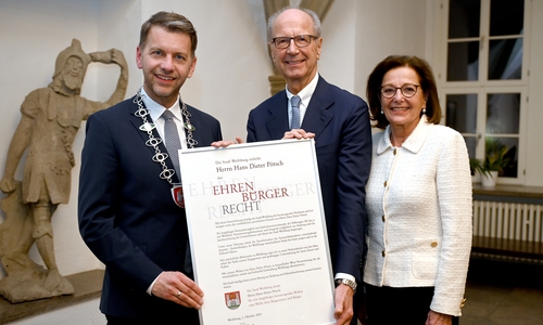 Oberbürgermeister Dennis Weilmann (links) mit Ehrenbürger Hans Dieter Pötsch und Frau.