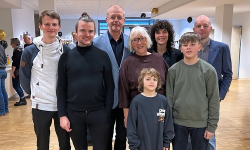 Nach 35 Jahren im Dienst des Klinikums wurde Dr. Ulrich Heida (3.v.l. im Kreise der Familie) jüngst in den Ruhestand verabschiedet. 