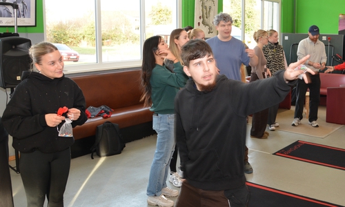 An den einzelnen Spielstationen, so wie hier beim Dart, schlüpften die Lavie-Teilnehmenden in die Rolle der Anleitenden, die Studierenden hörten zu.