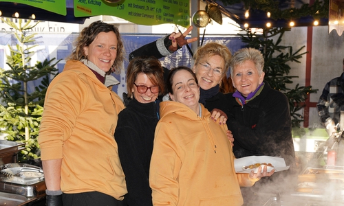 Das Team von Piskes Imbiss um Silvana Preuße (zweite von rechts) ist immer gut gelaunt.