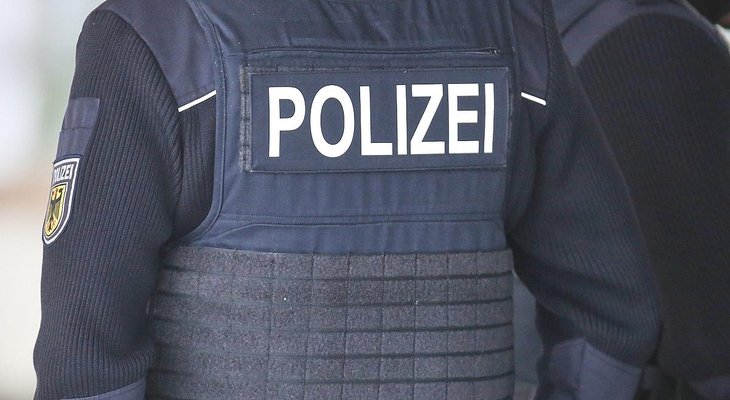 Helmstedt: Mann zwingt Güterzug zur Notbremsung und greift Bahnpersonal an