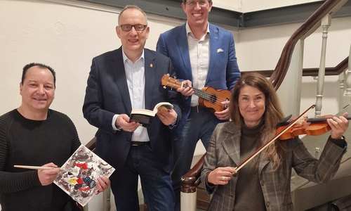 Von rechts nach links: Anja Barlen-Herbig (Geschäftsführerin Peine Marketing GmbH), Jens Müller (Regionaldirektor Goslar Peine der Sparkasse Hildesheim Goslar Peine), Klaus Saemann (Bürgermeister und Aufsichtsratsvorsitzender Peine Marketing) und Marc Schalon (Eventmanager) freuen sich auf Malerei, Lesungen, Musik und viele weitere Kulturevents auf der OpenStage.