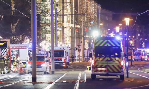 Auto rast auf Magdeburger Weihnachtsmarkt in Menschenmenge (Archiv)