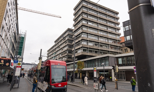 Die fortschreitenden Bauarbeiten am Schlosscarree, welches hier am linken Rand zu sehen teilweise zu sehen ist, gehen am Bohlweg in die nächste Phase über (Archivbild).