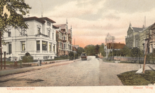 Eine kolorierte Postkarte mit der Straßenbahn, kurz vor dem Grünen Platz, um 1900. 