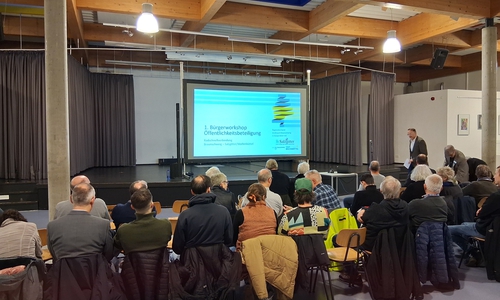 Stadtrat Michael Tacke stellt das Projekt den Teilnehmern des Workshops vor.