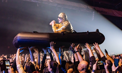 Crowdsurfing im Schlauchboot, wie ein richtiger Seemann.