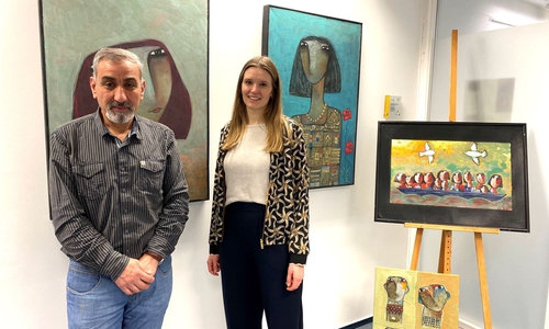 Abdullah Arisheh und VHS-Programmbereichsleitung Hanna Schröder bei der Eröffnung der Ausstellung in der Volkshochschule. 