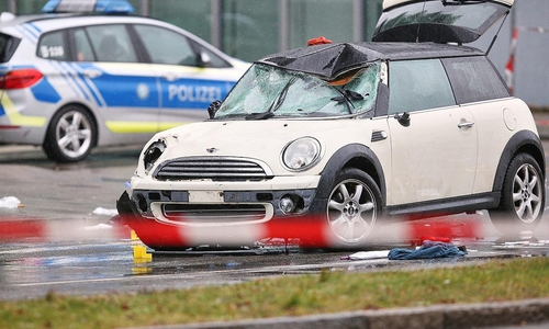 Auto fährt in München in Menschenmenge am 13.02.2025
