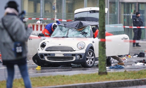 Auto fährt in München in Menschenmenge am 13.02.2025