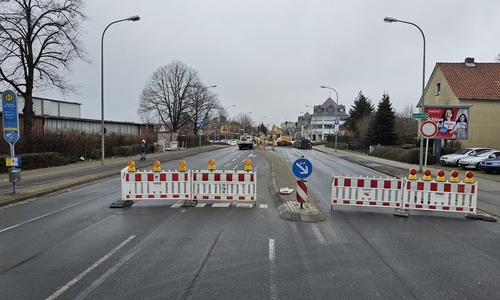 Die Adersheimer Straße ist derzeit im Kreuzungsbereich gesperrt. 