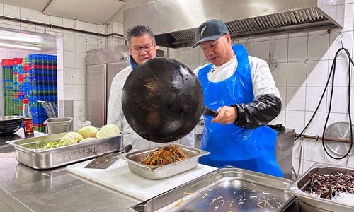 Mit seinem Bruder Xuong Mu Phung entwickelt Ly eine vegetarische Frühlingsrolle für seinen Supermarkt.