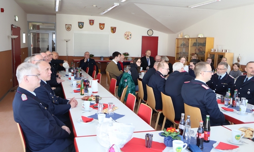 Zahlreiche Feuerwehrkameraden sowie Familienmitglieder waren der Einladung von Andreas Hoppstock in Feuerwehrhaus gefolgt.