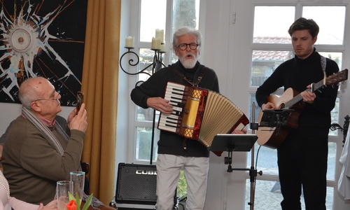 Rainer Gosslar spielte mit seinem Sohn Joshua einige Stücke zur Eröffnung. 