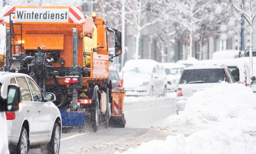 Vorsicht beim Überholen! Schneepflüge sind breiter als gewöhnliche Fahrzeuge, und aufgewirbelter Schnee kann die Sicht stark einschränken.