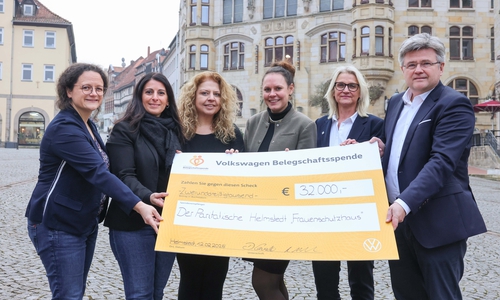 VW-Betriebsrätin Susanne Preuk, VW-Betriebsratsvorsitzende Daniela Cavallo, Frauenschutzhaus-Leiterin Katrin Bona, Carolina Kalmbach und Uta Weihbusch vom Paritätischen Helmstedt sowie Arne Meiswinkel (Personalvorstand der Marke Volkswagen) (v. li.).