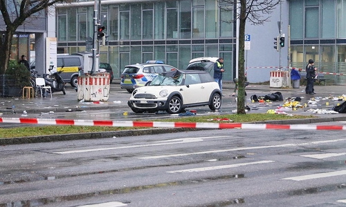 Auto fährt in München in Menschenmenge am 13.02.2025