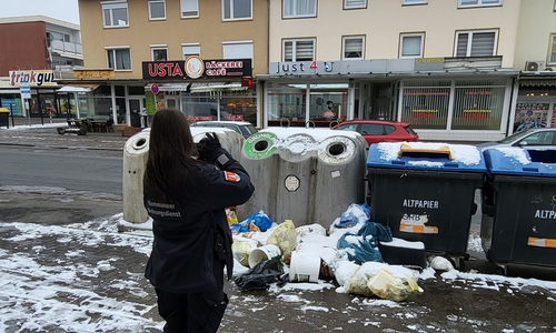 Eine illegale Müllablagerung wird von einer Mitarbeiterin des KOD aufgenommen.