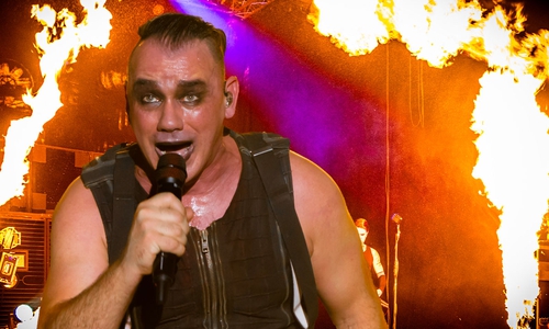 Völkerball-Frontmann René Anlauff heizt als Till Lindemann den Fans ordentlich ein.