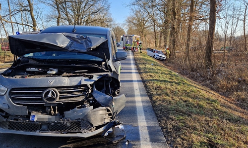 Zwei Fahrzeuge waren zusammengestoßen. 