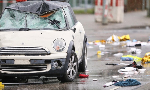 Auto fährt in München in Menschenmenge am 13.02.2025