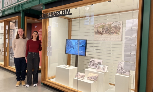 Die Studenten Emily Gerdesmann und Philipp Zimmermann, die Praktika im Museum Wolfenbüttel absolvierten, richteten die Kabinettausstellung im Bürger Museum ein.