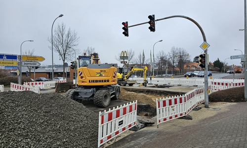 Im Kreuzungsbereich wird gebaut. 