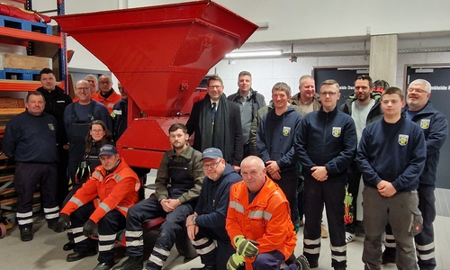 Die 3. Gruppe der Freiwilligen Feuerwehr Sickte übte an der neuen Sandsackfüllmaschine der Samtgemeinde Sickte. Mit dabei waren auch Vertreter von Rat und Verwaltung sowie der Firmen HGS und Steffen aus Sickte.