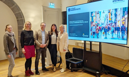 Die Vitalisierung von Innenstädten ist und bleibt eine Herausforderung. Nach der Präsentation von Dr. Markus Preißner (Mitte), IFH Köln, werden die Stadt Goslar und die GOSLAR marketing gmbh die Ergebnisse analysieren. Darauf einigten sich bereits am Abend Oberbürgermeisterin Urte Schwerdtner (v. re.), Marina Vetter, Geschäftsführerin der GOSLAR marketing gmbh, sowie Sandra Bogisch, Fachdienstleitung Wirtschaftsförderung und strategische Entwicklung der Stadt Goslar und Anna-Sophie Busse-Pietrzynski, Innenstadt-Management und Wirtschaftsförderung der Stadt Goslar.