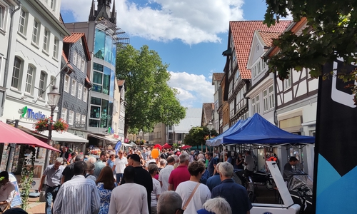 Zusätzlich zum BRAWO Mobility Spring ’25 lädt am Sonntag, 30. März, von 13 bis 18 Uhr ein verkaufsoffener Sonntag zum Shopping in der Innenstadt ein. 