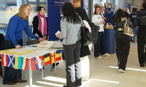 Beim Markt der Möglichkeiten konnten die neuen Studierenden nach der offiziellen Begrüßung verschiedene studentische Initiativen und Hochschuleinrichtungen kennenlernen. 