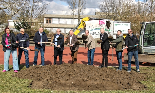 Angela Lux, Jürgen Nitsche (KSB), Sebastian Exner (Geschäftsbereichsleiter Hochbau, LK Helmstedt), Landrat Gerhard Radeck, Bürgermeister Wittich Schobert, Marcus Wagner (Vorstand Bau, LK Helmstedt, Lars Herrmann (Schulleiter Julianum), Fabian Bock (Fa Keller & Tersch), Stefan Krenge (Staatl. Baumanagement Braunschweig) (v. li.).