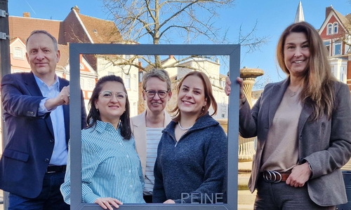 Freuen sich auf den nächsten Schritt zur Belebung der Peiner Innenstadt: Klaus Saemann (Bürgermeister der Stadt Peine, v.l.), Saha Onal-Elmas (Leitung der Wirtschaftsförderung der Stadt Peine), Kathrin Bolte (Projektmanagerin Zentrenmanagement bei Peine Marketing), Alicia Clement (Sachbearbeiterin Wirtschaftsförderung der Stadt Peine), Anja Barlen-Herbig (Geschäftsführerin Peine Marketing).