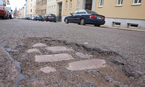 Meldungen zu Schlaglöchern nimmt die Stadt gern entgegen (Symbolfoto). 