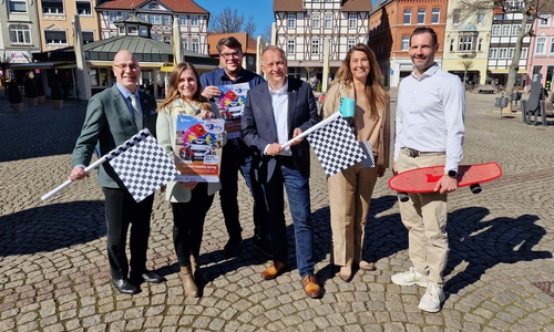 Stefan Honrath (Bankdirektor der Volksbank BRAWO für die Direktion Peine), Marina Scharenberg (Eventmanagerin), Sören Stolte (Vorstandsmitglied Kaufmannsgilde zu Peine e.V.), Bürgermeister Klaus Saemann (Aufsichtsratsvorsitzender), Anja Barlen-Herbig (Geschäftsführerin Peine Marketing) und Christian Hagen (Geschäftsführer Hagen Energiesysteme) freuen sich auf den Start des BRAWO Mobility Springs in Peine (v. li.).