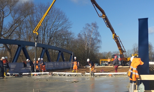 Die 35 Zentimeter starke Ortbetonplatte der Okerbrücke ist fertiggestellt. 