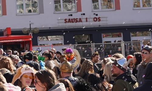 Ein aktuelles Bild vor dem Braunschweiger Sausalitos. Trotz Schoduvel-Trubel ist der Bauzaun vor dem Lokal und der lückenhafte Schriftzug an der Wand gut zu erkennen.