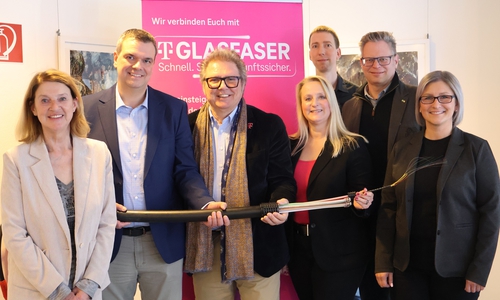 Petra Emmerich-Kopatsch (Bürgermeisterin Clausthal-Zellerfeld), Landrat Dr. Alexander Saipa, Peter Richter (Konzernbevollmächtigter Telekom Region Nord), Sabine Köhler (Regio Managerin Telekom Fiber Region Nord), Lars Trumpusch (Projektleiter Telekom Technik Region Nord), Thomas Wiesenhütter (Landkreis Goslar) und Stephanie Stalling (Key Account Managerin Telekom Technik Region Nord) freuen sich über den erfolgten Glasfaserausbau an insgesamt 43 Schulen im Kreisgebiet (von links).