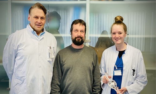 Besuch des Patienten Heiko Dieterich (Mitte) zu einer Kontrolluntersuchung in der Sprechstunde bei Professor von Engelhardt (links) und Rewenda Rohde (rechts). 