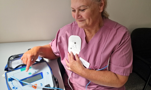 Das Helios Klinikum Salzgitter lädt herzlich ins Kniestedter Herrenhaus zu zwei Reanimationskursen ein. Kursleiterin Simone Lübke möchte die Bevölkerung in Erster Hilfe ausbilden und den sicheren Umgang mit einem AED vermitteln. 